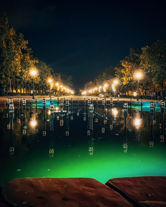 Фонтан и фонари чем-то напоминают взлетную полосу аэродрома | Источник: Юлия Воропаева / Vk.com