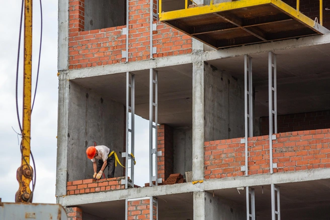 В третьей башне как раз занимаются кирпичной кладкой | Источник: PRINZIP