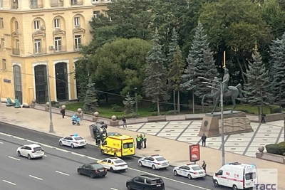 Внедорожник перевернулся на тротуаре на Кутузовском проспекте