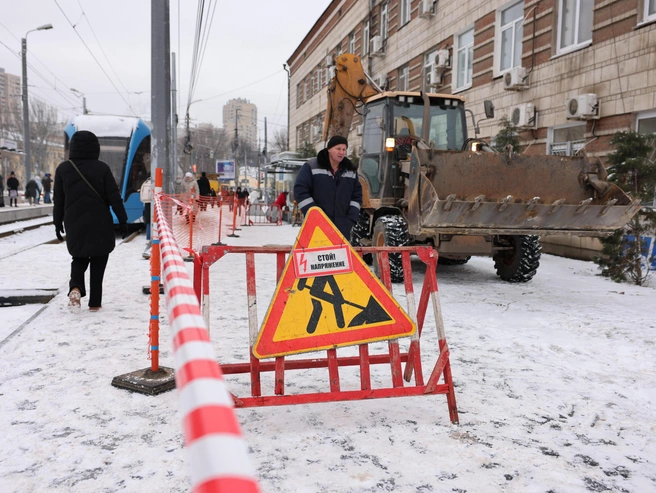 Чтобы предупредить людей, установлен предупреждающий знак, хотя данная поломка не связана непосредственно с трамваями. | Источник: Алексей Волхонский / V1.RU