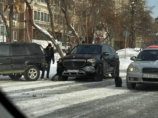 У внедорожника повреждена боковая часть кузова | Источник: читатель E1.RU