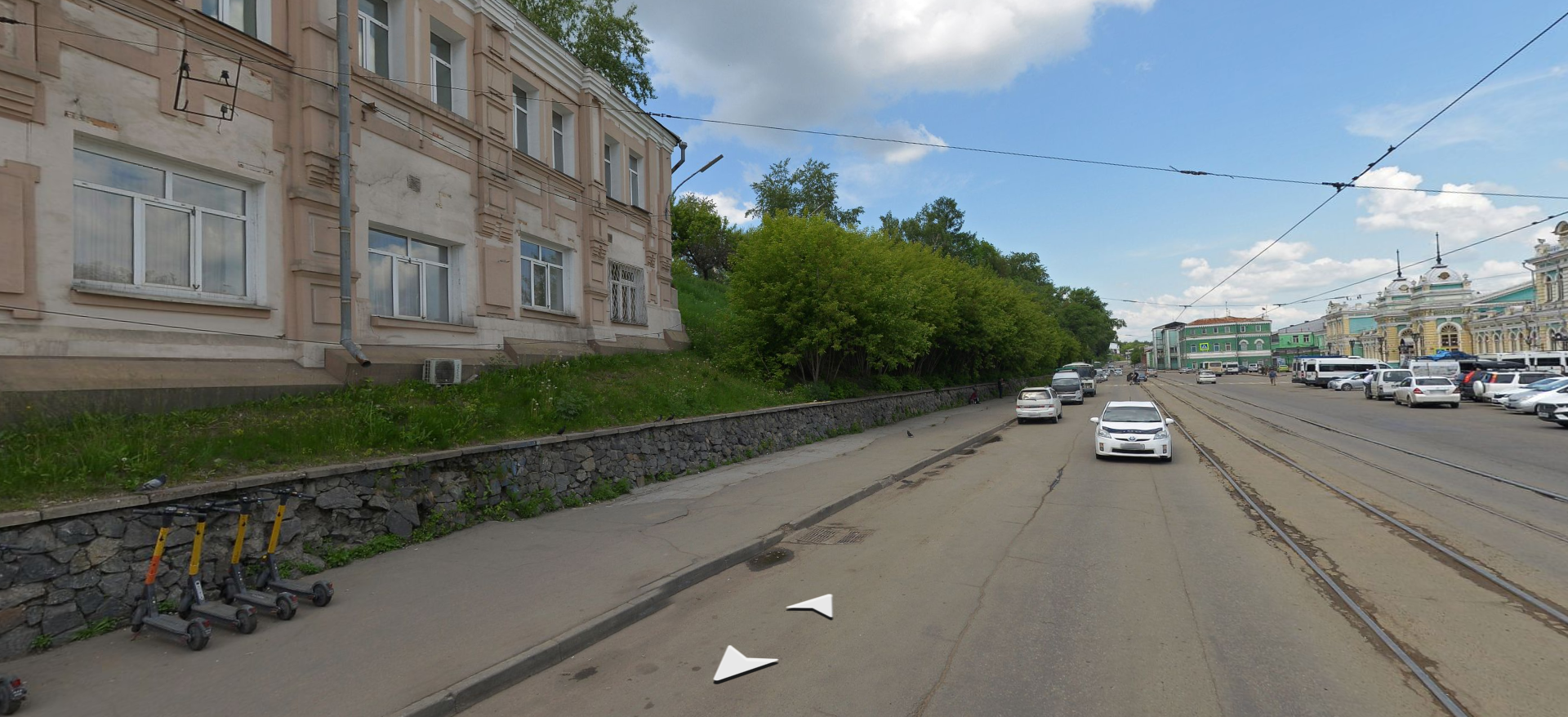 Противоположный от вокзала тротуар 15 лет назад был забит киосками, а вокруг массово парковались «бомбилы». Сейчас же нет ни киосков, ни «бомбил» (последние перебрались на парковку возле самого вокзала) | Источник: «Яндекс.Карты»