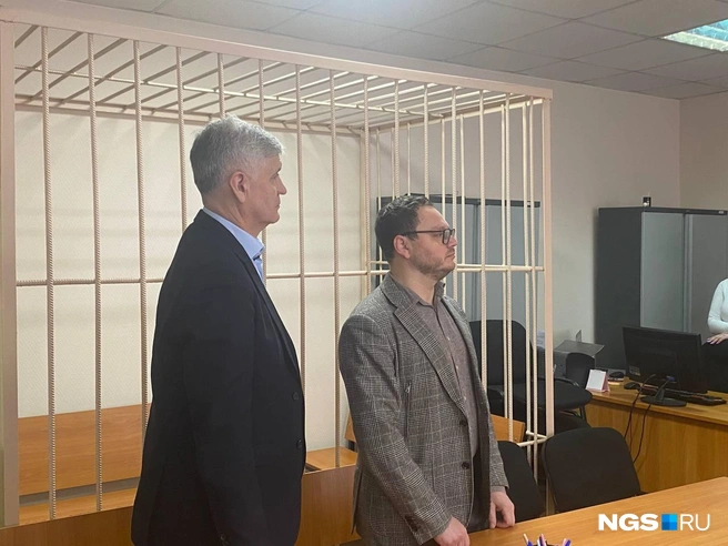Бывший начальник департамента транспорта (слева) выслушал приговор, но проблемы жилмассива никуда не делись | Источник: Эмиль Фукс / NGS.RU