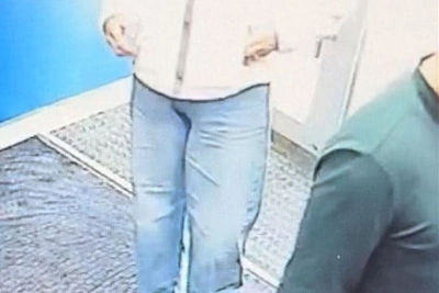 Полиция ищет женщину, тратившую чужие деньги в Южно-Сахалинске