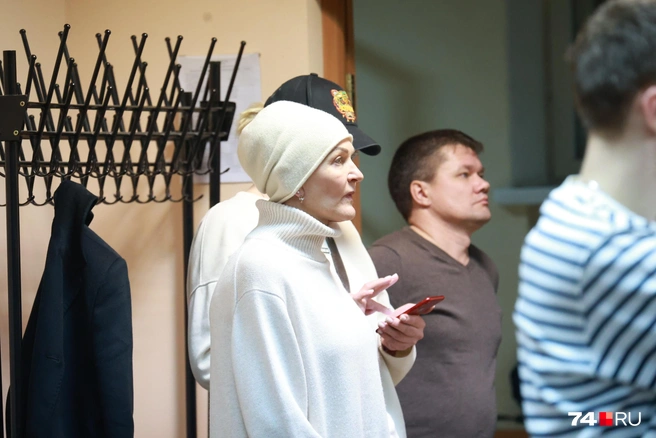 Поддержать обвиняемого в суд пришли родственники | Источник: Михаил Шилкин