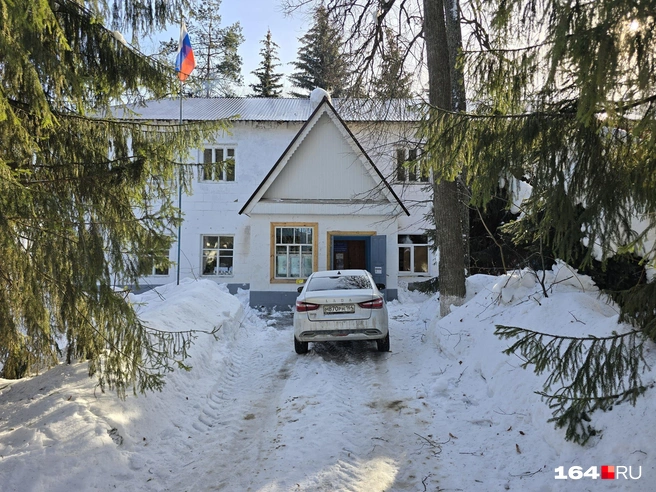 Административное здание лесхоза. У входа&nbsp;— новая Lada Vesta | Источник: Семен Коротов-Майбах / 164.RU