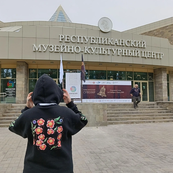 Одежда с урало-сибирской росписью от курганских музеев участвует в конкурсе на лучший сувенир | Источник: Дарья Круду