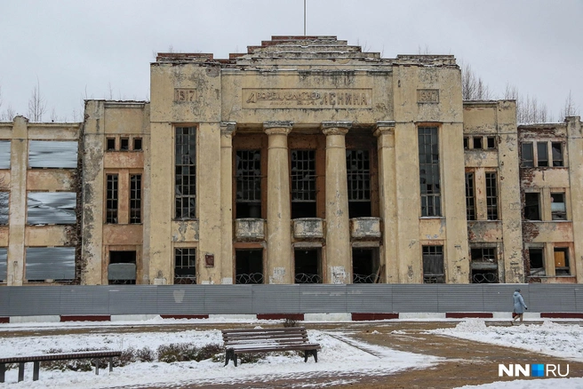 Красивый некогда фасад без должного ухода сильно облез | Источник: Наталья Бурухина / NN.RU