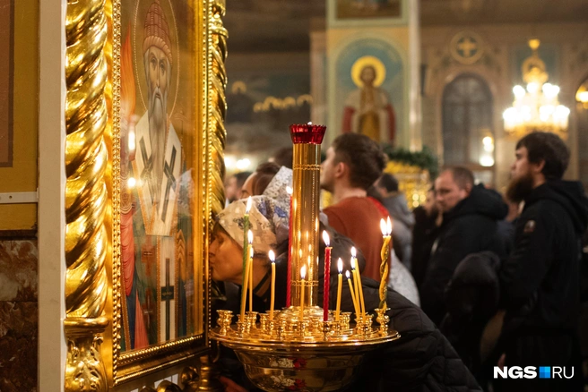 Духовенство и хор исполнили тропарь, кондак и величание Рождеству Христову | Источник: Андрей Бортко / NGS.RU