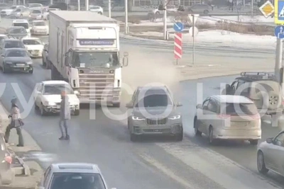 BMW на встречке спровоцировал ДТП с фурой на площади Маркса