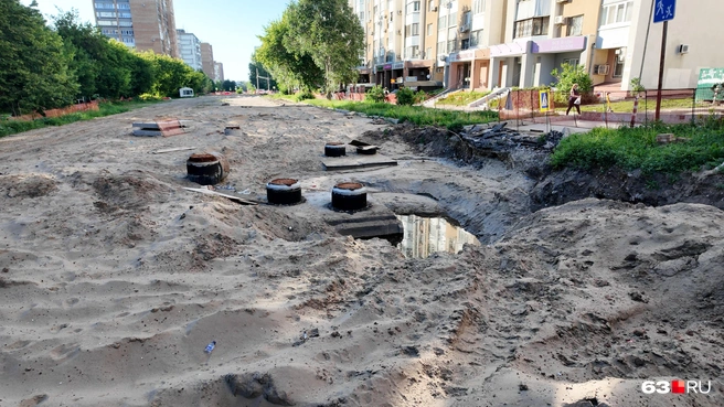 А это вид Дачной уже в сторону Чернореченской. Судя по новым коллекторам, водовод здесь уже переложили | Источник: Алексей Ногинский / 63.RU