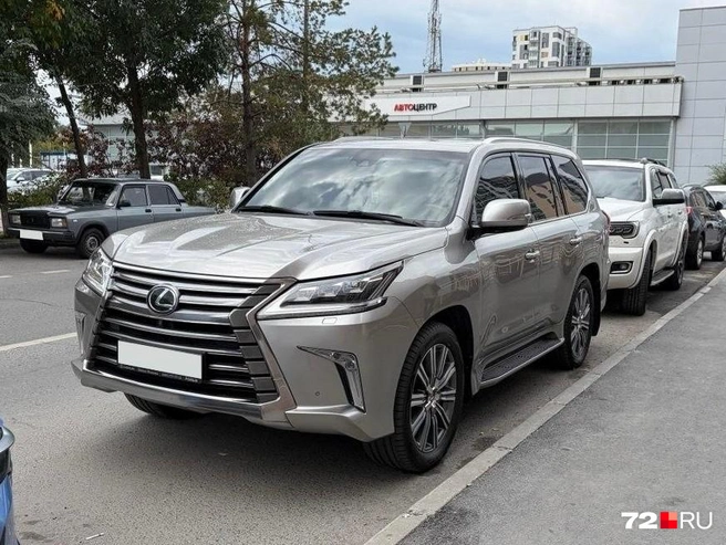 Lexus LX 570&nbsp;— большой и мощный внедорожник, стоимость которого может достигать нескольких десятков миллионов рублей в зависимости от года выпуска и состояния | Источник: 72.RU
