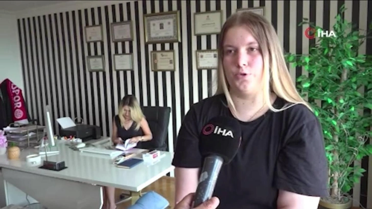 Пытается вернуть себе ребенка: что известно о женщине, которая бросила малышку-дочь в туалете Анталии | Источник: кадр из видео