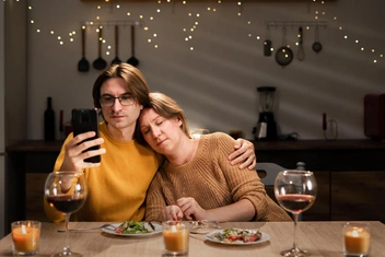 10 лет счастливого брака: почему мы выбираем иллюзию семьи, а не развод