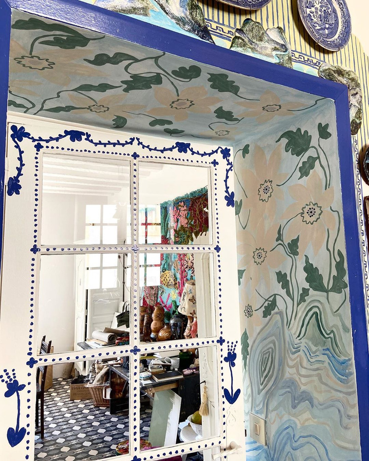 Французская художница расписала свой дом цветами