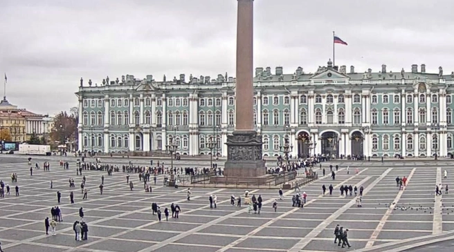 Огромная очередь выстроилась на Дворцовой площади перед входом в Эрмитаж. Объясняем, в чем причина | Источник: скриншот сайта geocam.ru