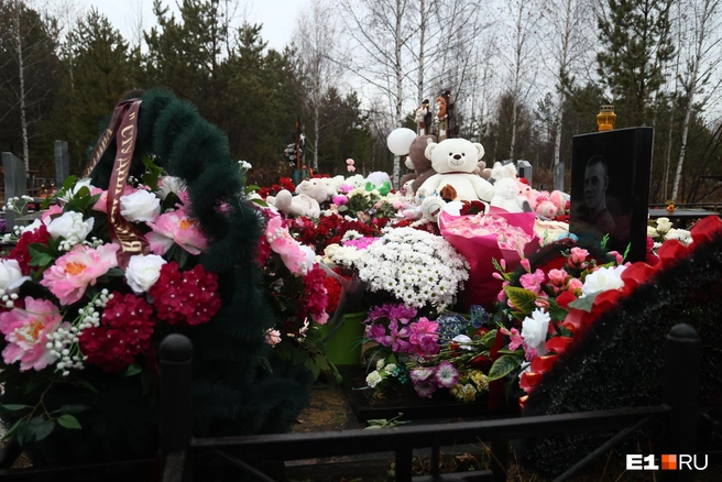 Девочек похоронили рядом с родственником | Источник: Владислав Лоншаков / E1.RU
