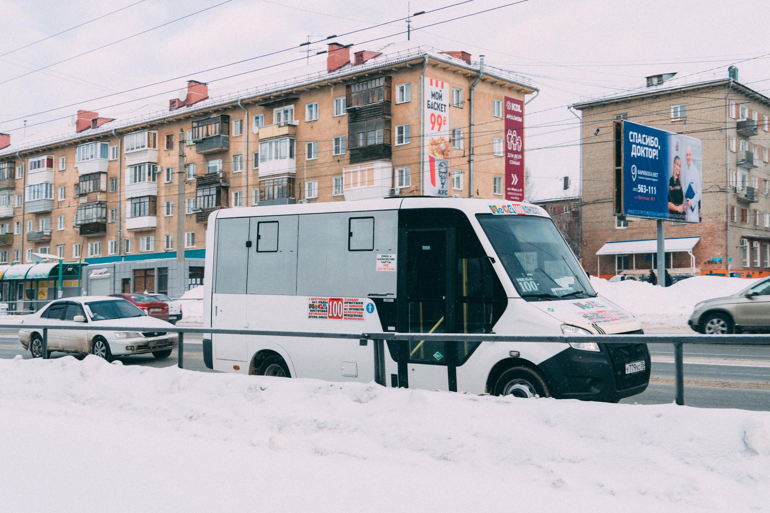 Два автобуса из МЕГИ за город изменили маршрут