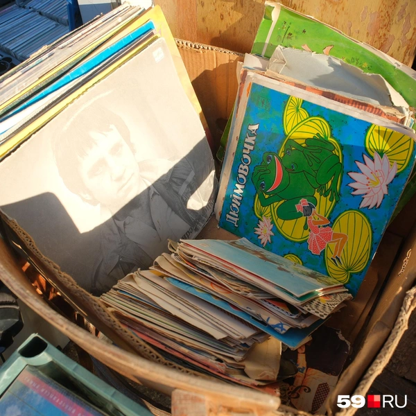 Пластинки здесь стоят всего по 50 рублей | Источник: Тимофей Калмаков / 59.RU