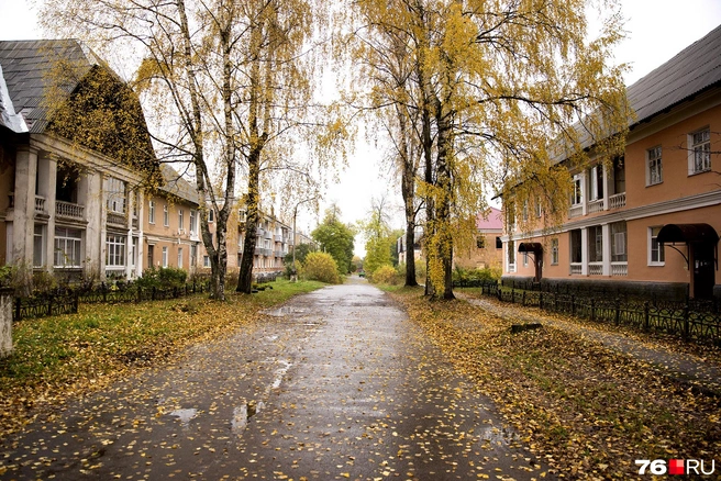 Дома в поселке ГЭС построены еще до войны. И они очень красивые! | Источник: Александра Мамонтова / 76.RU