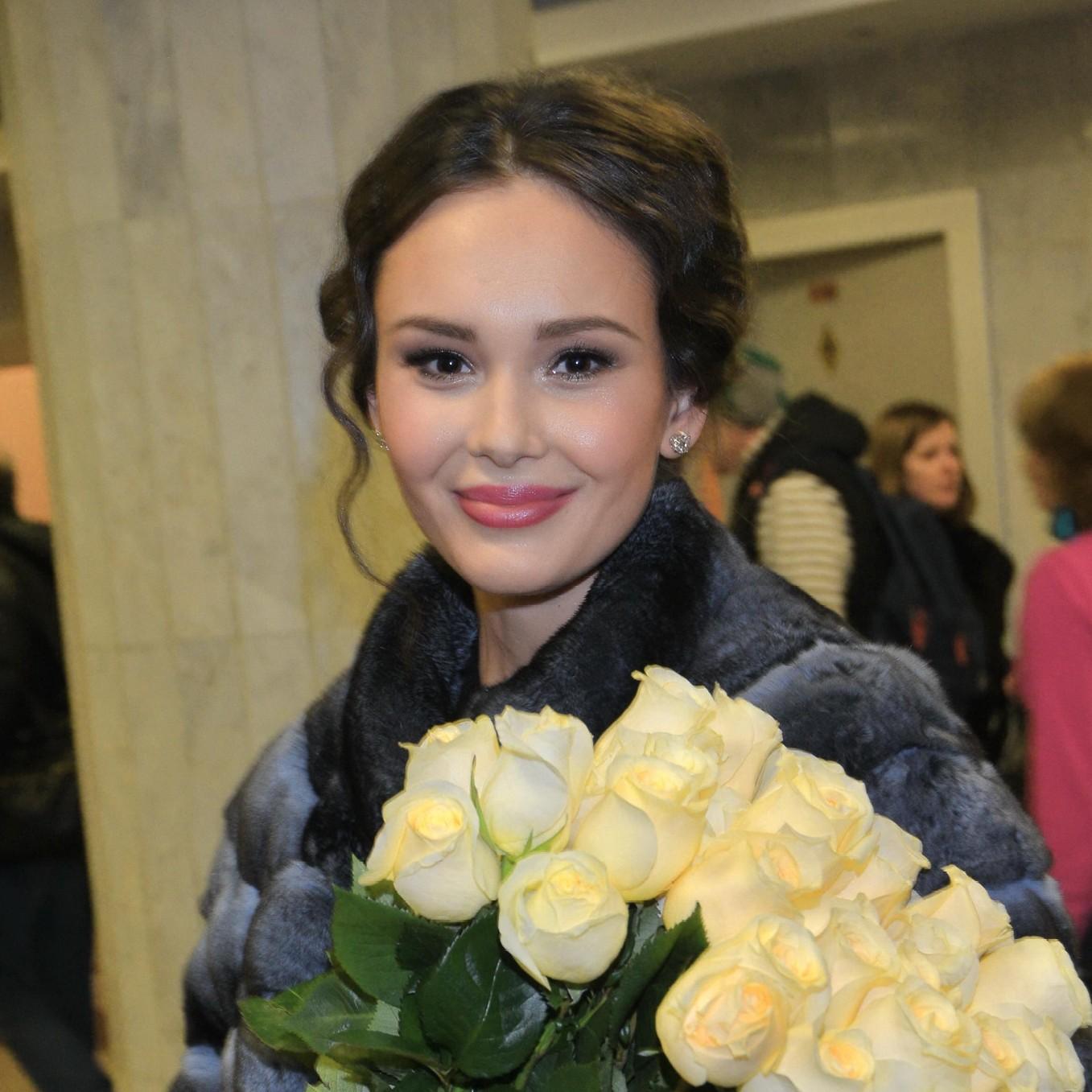 «Когда я тебя впервые увидел, ты была в этом платье»: Алексей Воробьев засмущал Аиду Гарифуллину в гримерке