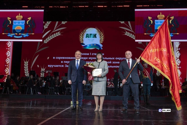По традиции Александр Моор вручил знамя губернатора главе муниципалитета | Источник: av_moor/t.me
