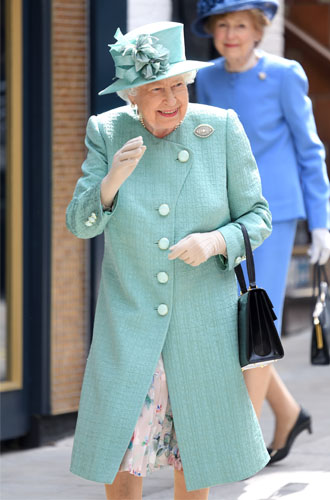 Почему королева Елизавета II выбирает наряды синих оттенков