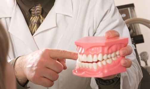 Причину развития колоректального рака нашли на зубах