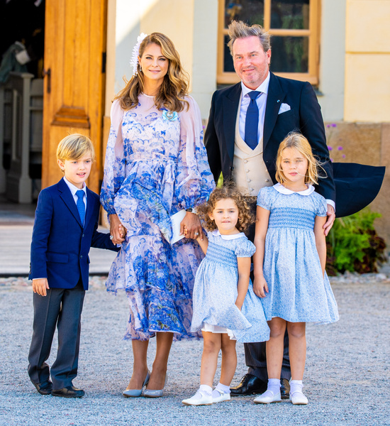 Принцесса Мадлен с мужем Кристофером О'Ниллом и детьми