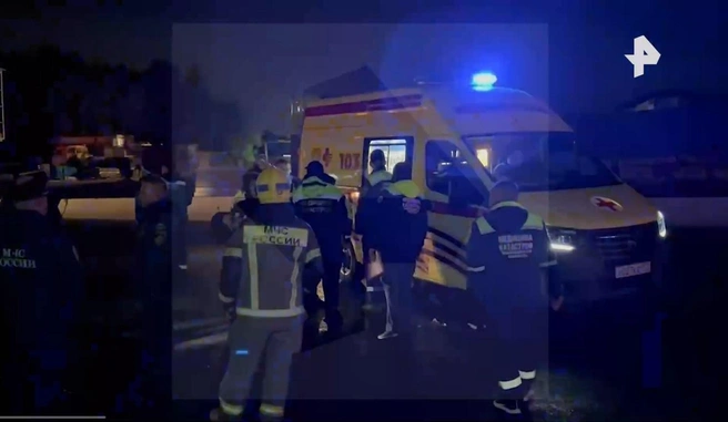 На Дмитровском шоссе произошло жесткое ДТП: легковушка врезалась в грузовик | Источник: Рен ТВ / T.me