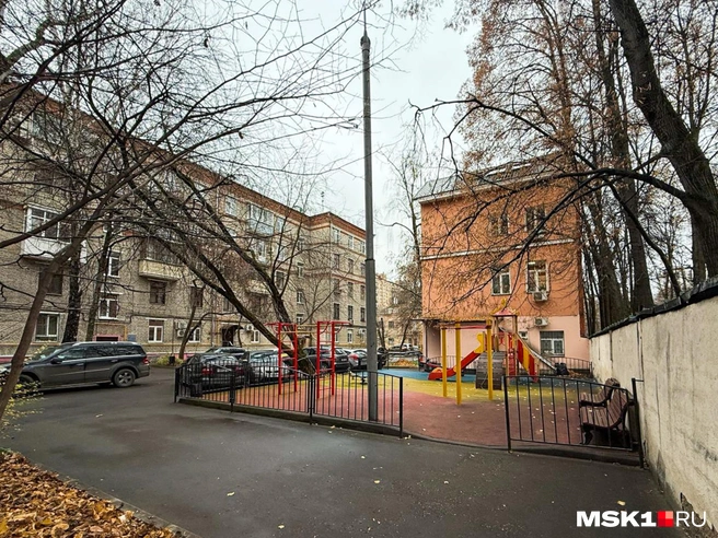 За этой стеной, к которой примыкает обычная детская площадка, находится парк усадьбы Льва Толстого | Источник: Артем Устюжанин / MSK1.RU