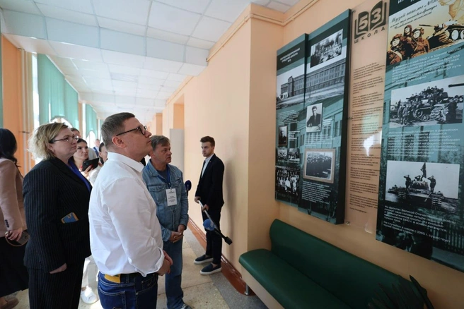 Губернатор поблагодарил за музеи, которые рассказывают детям историю не только самих школ, но и всей страны  | Источник: Наиль Фаттахов / пресс-служба правительства Челябинской области 