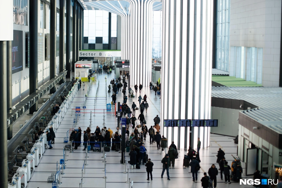 Бесконечный поток людей в аэропорту с вводом нового терминала не кажется таким масштабным, как раньше | Источник: Андрей Бортко / NGS.RU