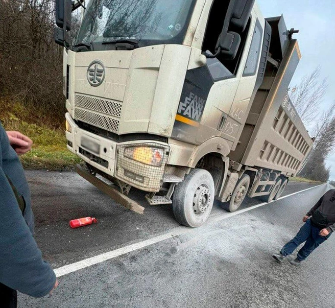 Инспекторы ДПС потушили горящий грузовик на трассе под Петербургом — видео | Источник: пресс-служба ГУ МВД по Петербургу и области
