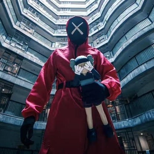 KAWS выпустил куклу из «Игры в кальмара» — и это спойлер третьего сезона