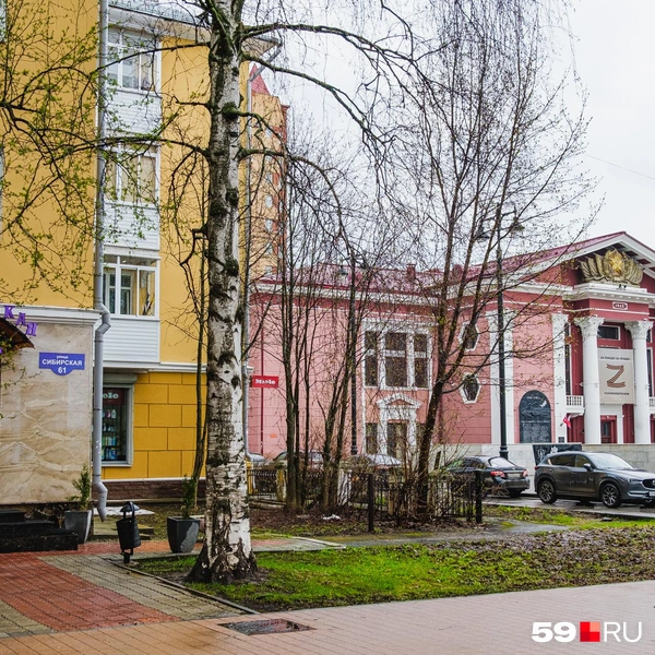 Дом офицеров стоит прямо под окнами | Источник: Тимофей Калмаков / 59.RU