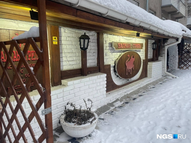 Ресторан сербской кухни «Балкан-Гриль» работает здесь с конца 1990-х | Источник: Алёна Золотухина / NGS.RU 