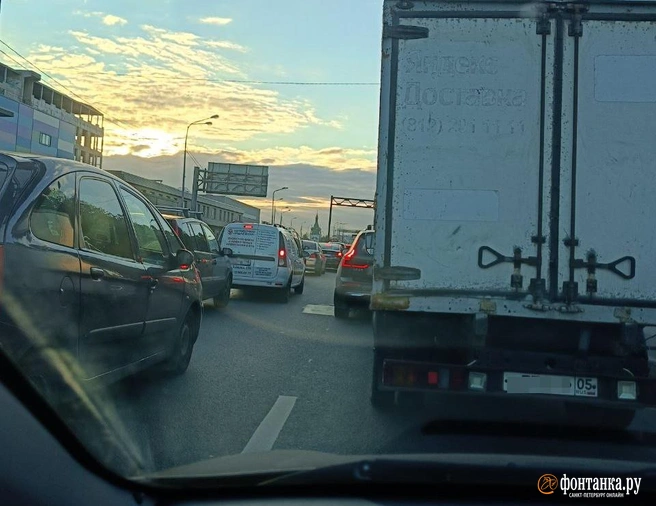 Пробки в Петербурге выросли до 7 баллов: на юге «покраснели» КАД и подъезды к ЗСД | Источник: читатель «Фонтанки» Василий