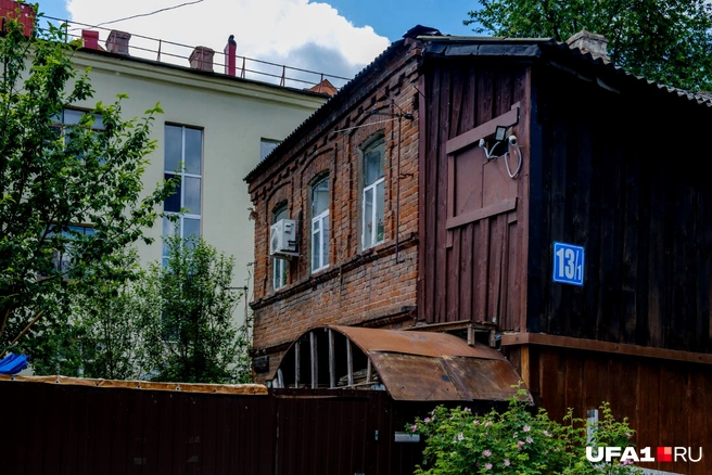 Снаружи дом выглядит старым