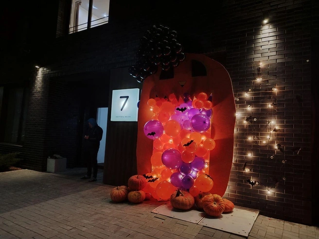 Праздничные украшения к Хэллоуину появились не только в центре, но и на улице Владимира Заровного. | Источник: Мария Тищенко/NGS.RU