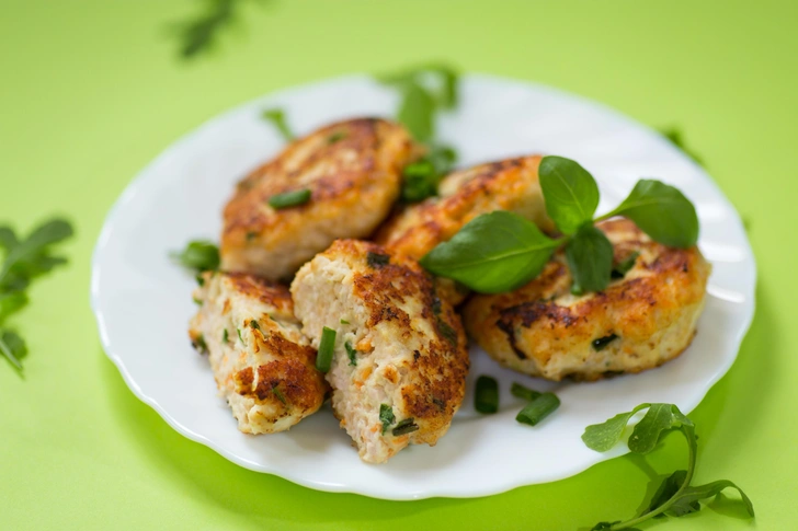 Вкусно, как в детском саду: нежные и сочные котлеты из куриного филе | Источник: Peredniankina/Shutterstock/Fotodom.ru