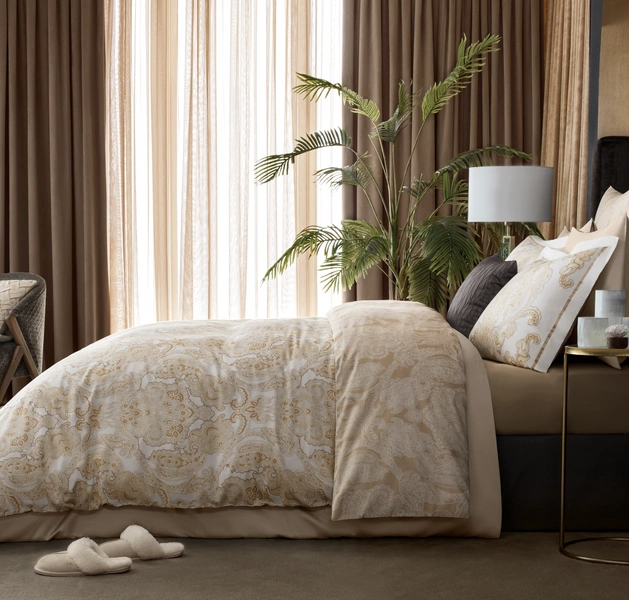 Комплект постельного белья Хаммани Togas«Хаммани» — комплект из хлопкового сатина: ткань мягкая, дышащая, хорошо впитывает влагу и практически не электризуется. Узор с восточными мотивами пейсли в золотисто-медовой гамме на белом фоне делает такое белье не только комфортным, но и заметным акцентом в спальне, добавляя ощущение тепла и уюта.