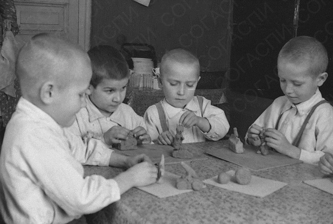 Посмотрите, что лепили в Куйбышеве маленькие ленинградцы! 1945 год | Источник: фотофонд Самарского областного государственного архива социально-политической истории