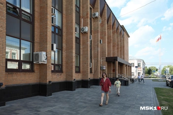 Жители центра города также обсуждают трагедию, которая произошла в одном из микрорайонов | Источник: Артем Устюжанин / MSK1.RU