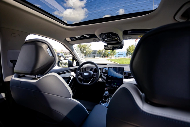 В Geely Atlas динамики встроены даже в подголовник водителя | Источник: Geely Центр на Копейском