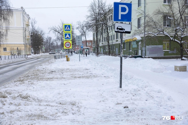 С бесплатными парковками в городе проблема та же. На фото&nbsp;— улица в Красноперекопском районе | Источник: Артем Бауман / 76.RU