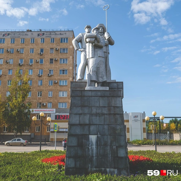 Перед ЧМЗ&nbsp;— памятник металлургам | Источник: Тимофей Калмаков / 59.RU