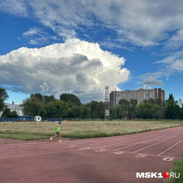 Несмотря на закрытый стадион, на дорожке все еще можно встретить местных спортсменов | Источник: Андрей Овчаренко