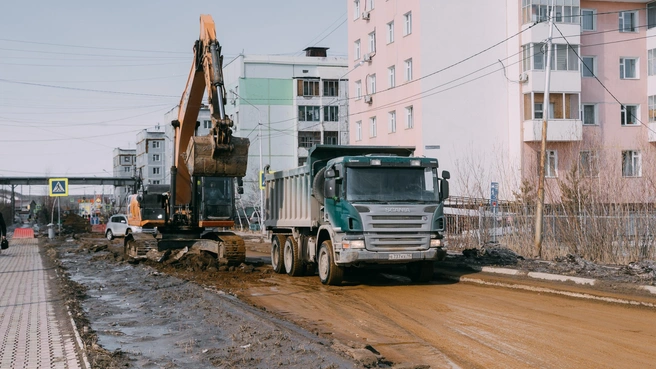 На улице Севастопольской работа кипит | Источник: пресс-служба ОА г. Якутск