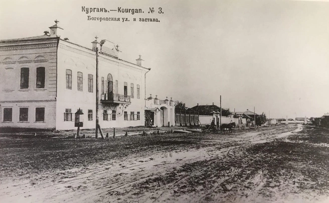 Слева&nbsp;— здание Троицкого приходского училища. На заднем плане, справа&nbsp;— городская застава. Фото конца XIX&nbsp;— начала XX веков | Источник: Комитет по делам архивов Курганской области /vk.com